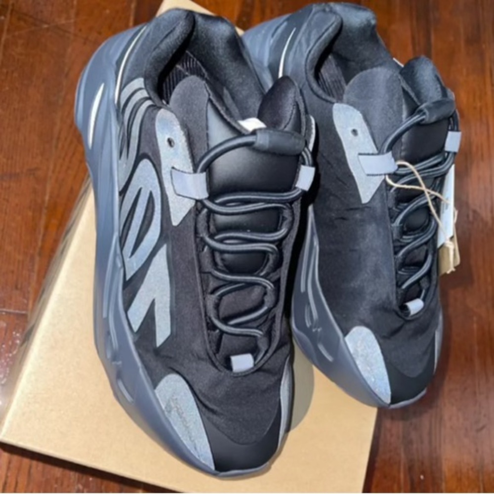 Yeezy sneakers (brand new). Yeezy 700 Triple black mnvn.